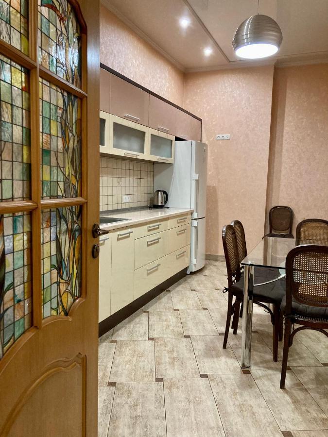 Large Apartment In The City Center Mukacheve Ngoại thất bức ảnh