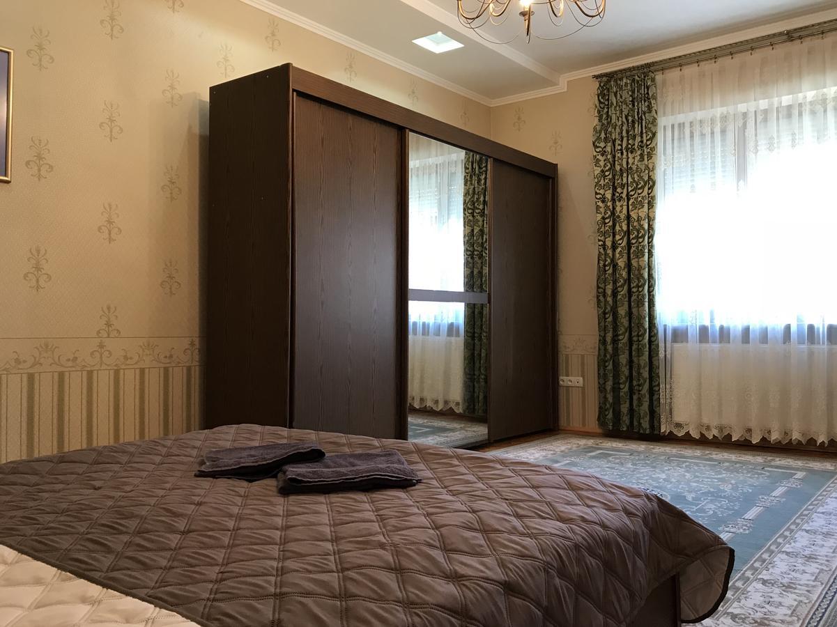Large Apartment In The City Center Mukacheve Ngoại thất bức ảnh